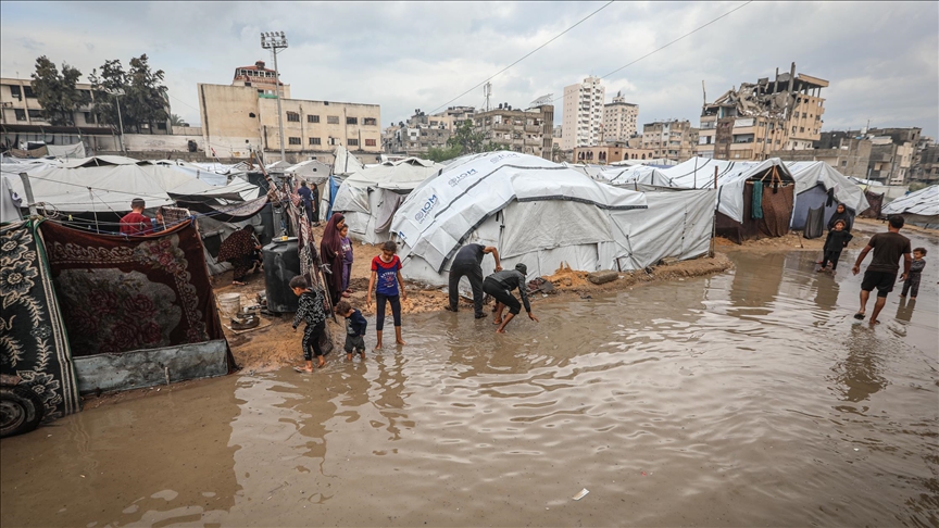 Des dizaines de tentes de déplacés inondées par les pluies à Mawasi Khan Younis, au sud de Gaza