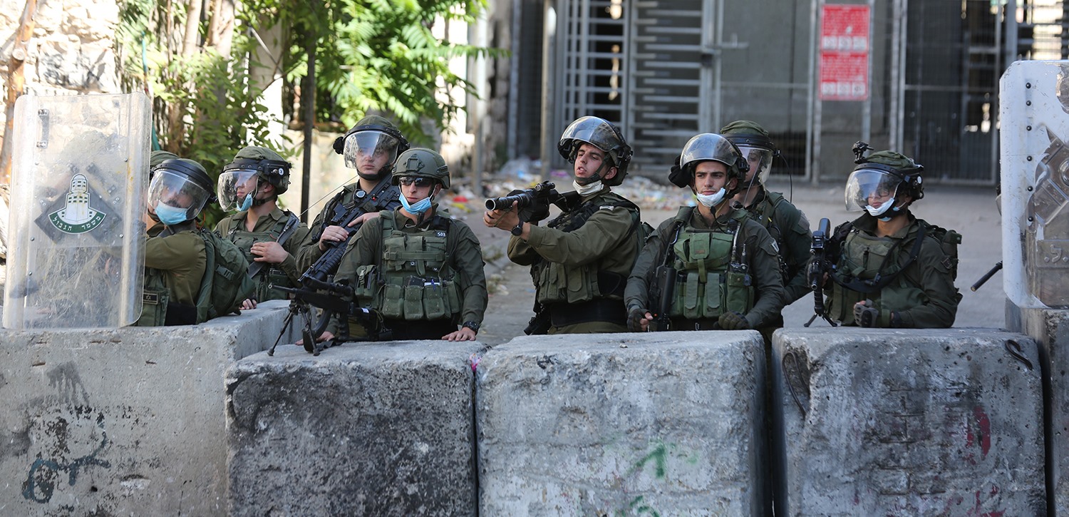  Les forces d’occupation provoquent l’asphyxie parmi les Palestiniens et envahissent un village en Cisjordanie