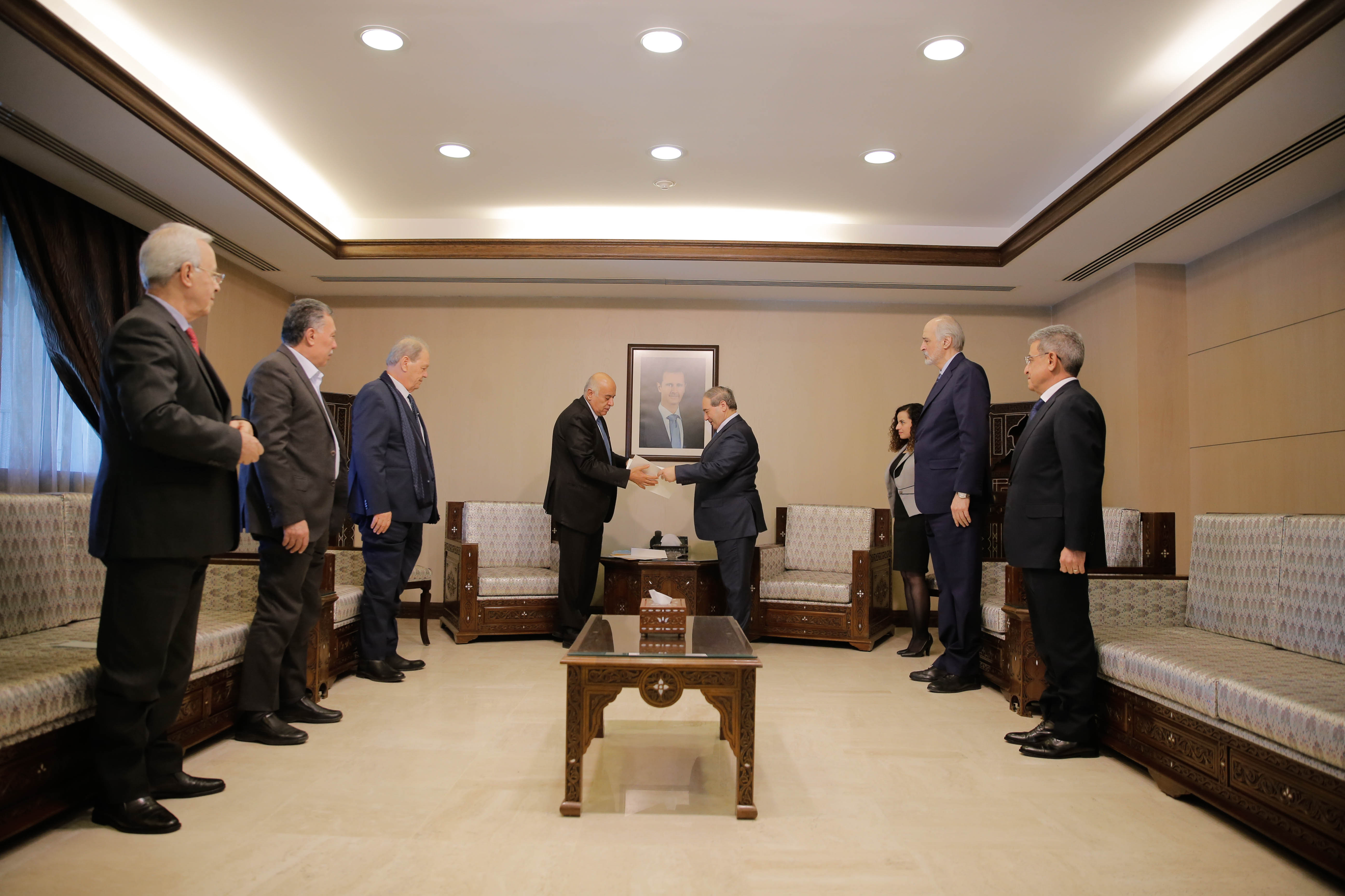 La délégation du comité central du mouvement « Fatah » remet au ministre syrien des affaires étrangères un message du président Abbas au président syrien