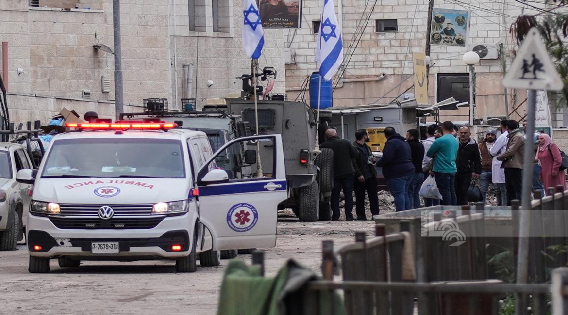 Un vieil homme blessé par balle dans la cuisse par l'occupation dans le camp de Jénine