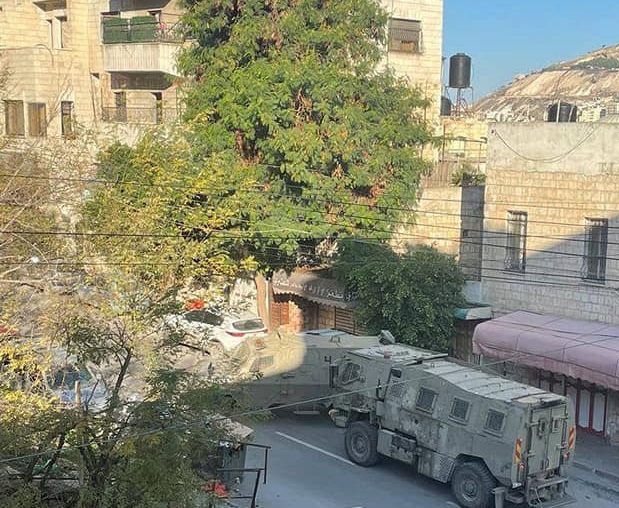 L'armée d'occupation tire sur un Palestinien et capture un autre à Naplouse