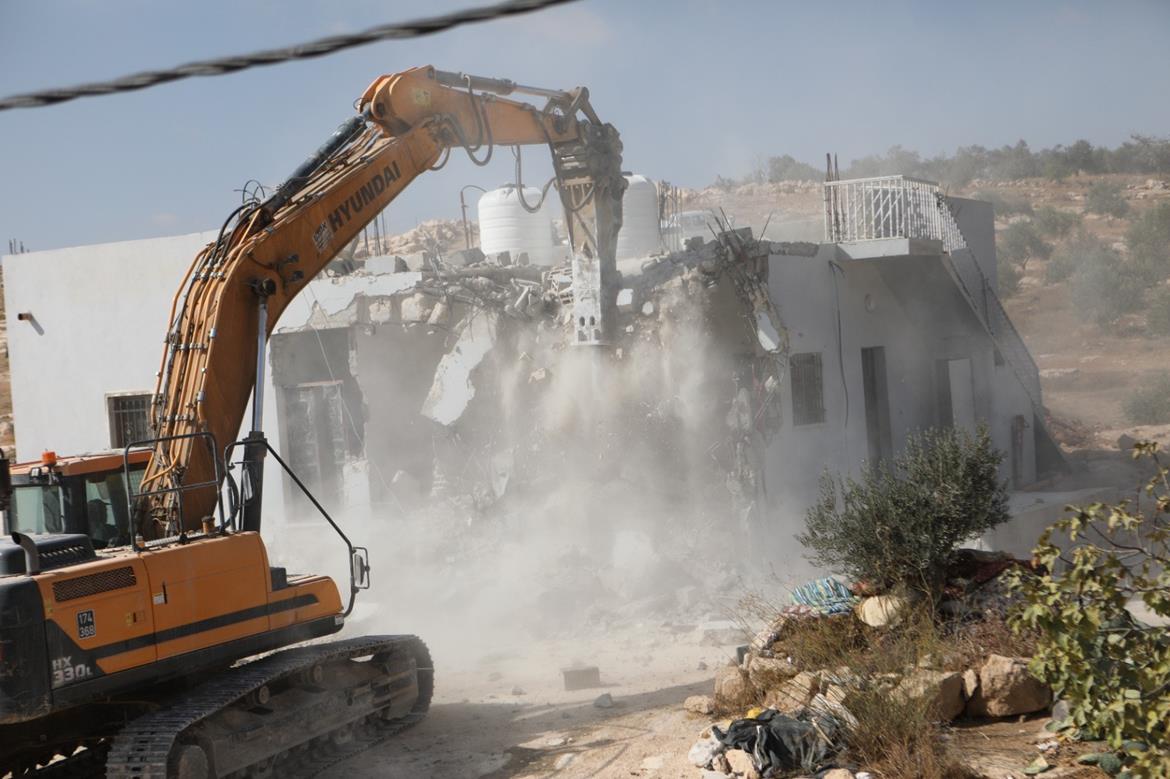 Les bulldozers d'occupation démolissent un mur de soutènement et un hangar à bétail à Bethléem