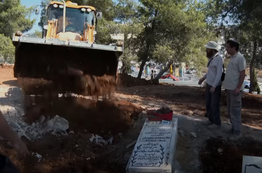 Pour la septième journée consécutive, Israël poursuit la destruction des tombes et le nivellement des terres du cimetière islamique