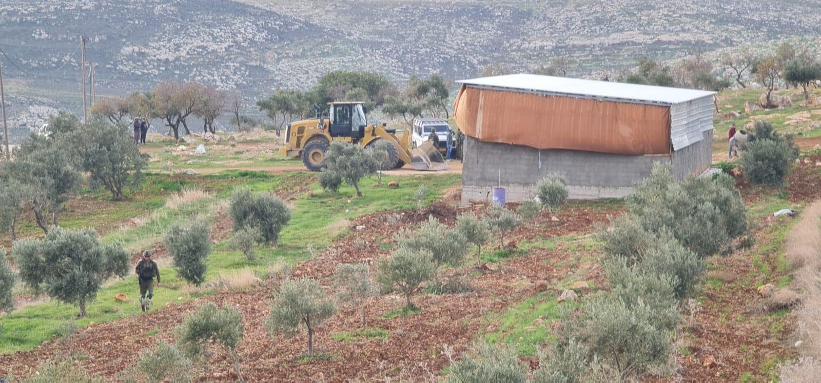 Les forces d’occupation détruisent une cabane à bétail au sud de Naplouse