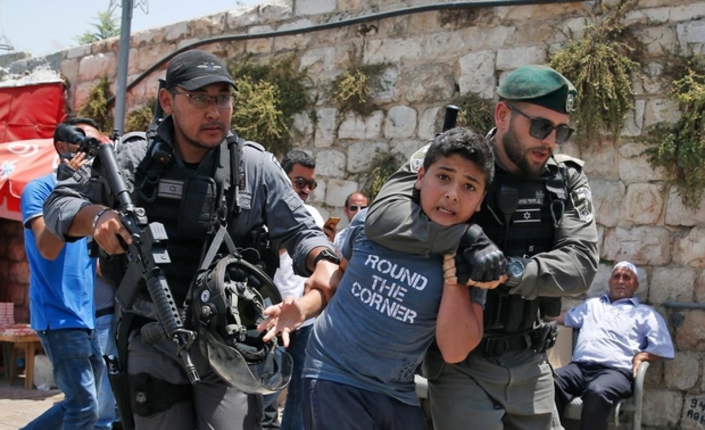 L'occupation arrête un garçon à Jérusalem occupée
