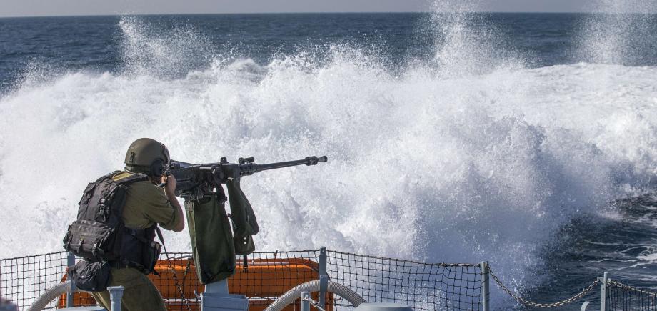 Les vedettes de la marine de l’occupation endommagent les bateaux des pêcheurs palestiniens à Khan Yunis 