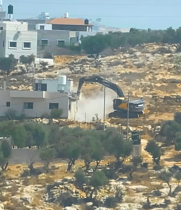 Les forces d’occupation détruisent deux maisons palestiniennes à l’ouest de Ramallah