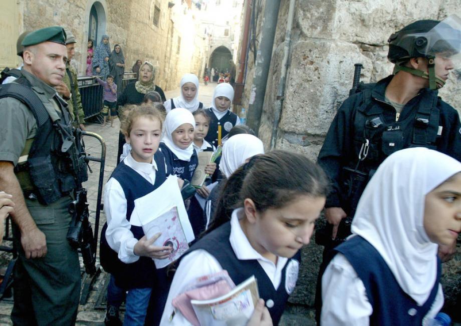 L'occupation fouille les sacs des étudiants dans la mosquée Al-Aqsa