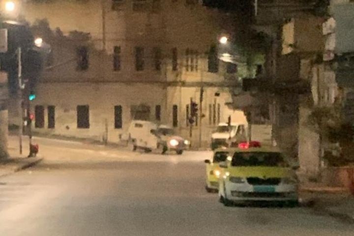 Un jeune homme touché par balles de l’occupation à Ramallah