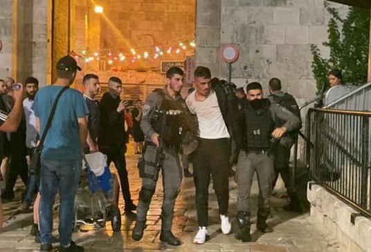 Les forces israéliennes arrêtent deux Palestiniens à Jérusalem occupée