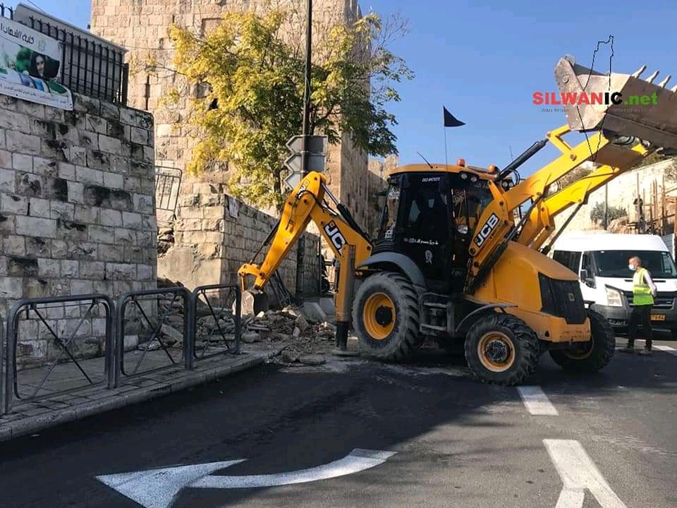 La municipalité d’occupation détruit un escalier dans la mosquée d’Al-Aqsa