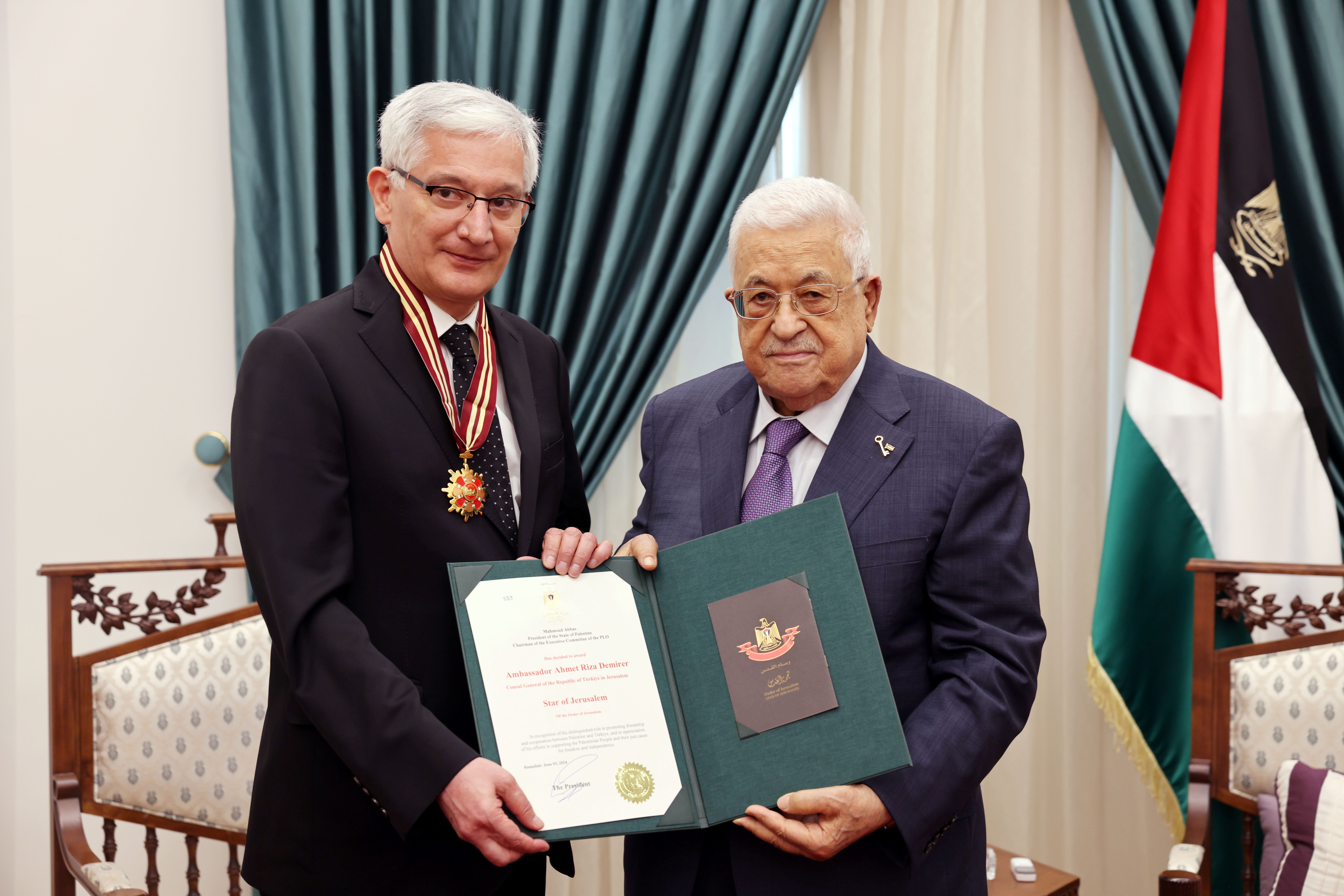 Le Président décerne au Consul général de Turquie à Jérusalem « l’Étoile de Jérusalem »de l'Ordre de Jérusalem