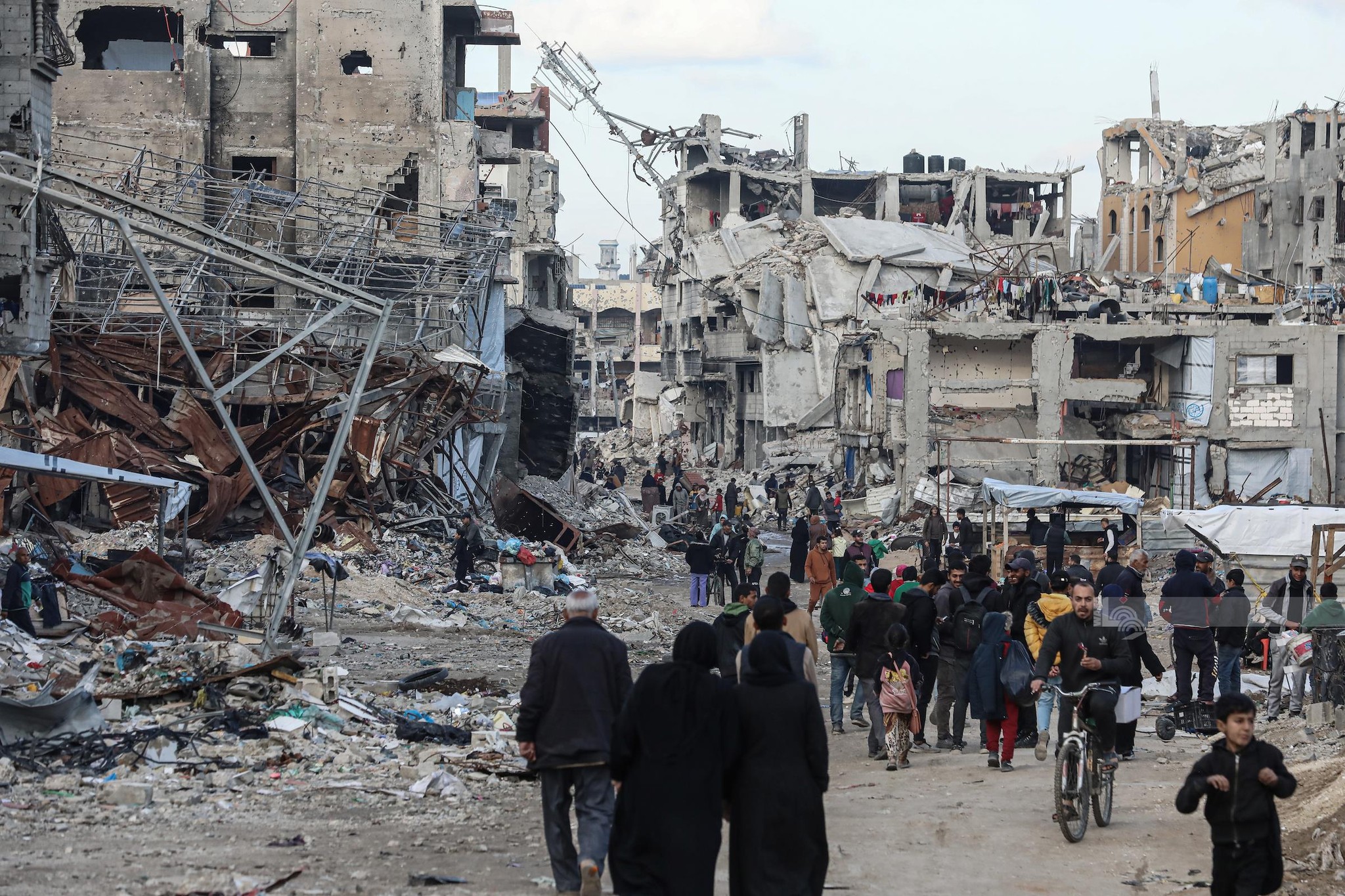 Les forces israéliennes envoient des renforts militaires à Tulkarem et dans ses deux camps et continuent de déplacer des familles.