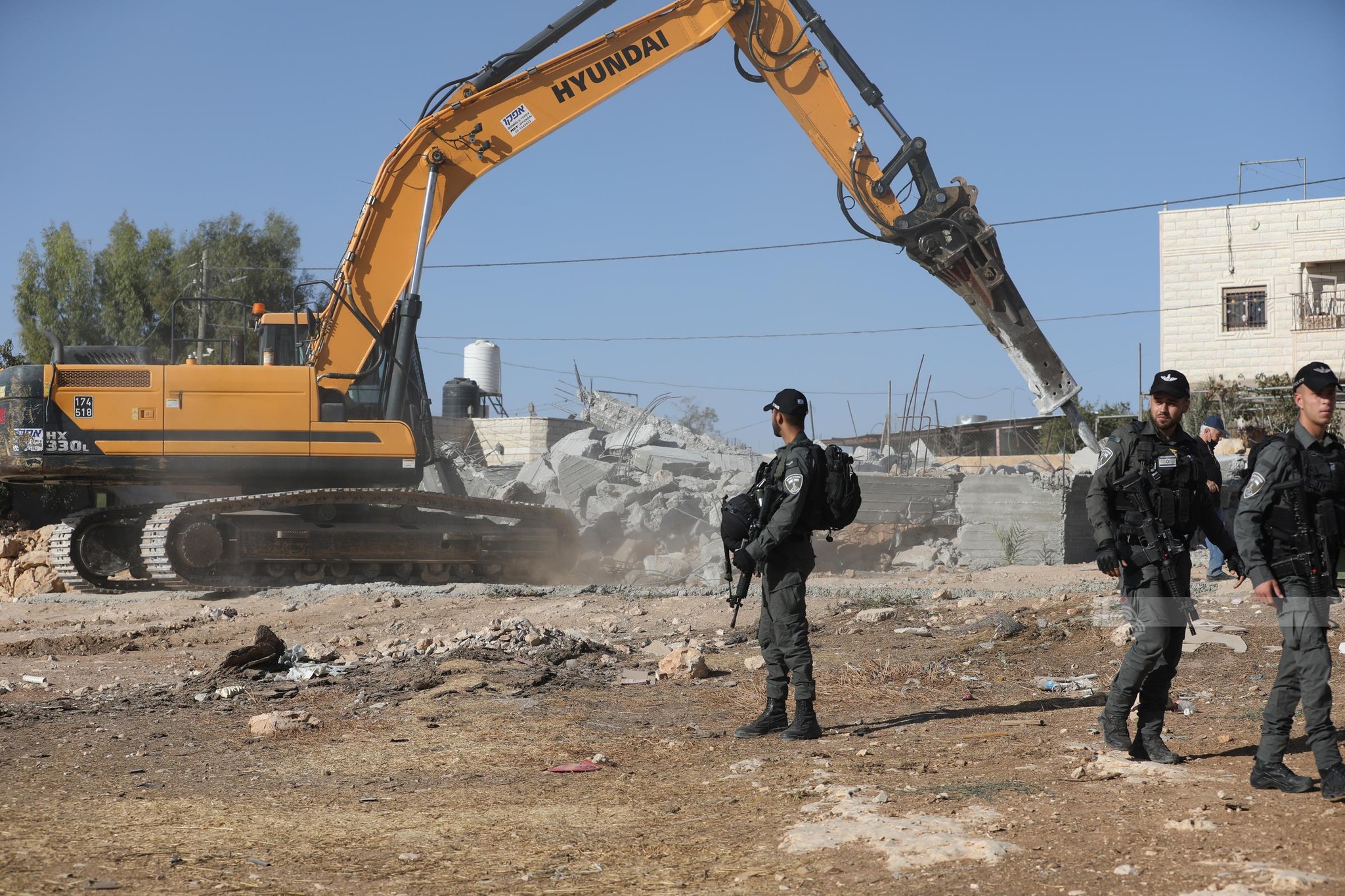 Une maison et deux entrepôts détruits par les bulldozers d’occupation à Masafer Yatta