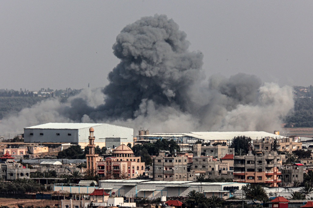 L’armée israélienne bombarde et brûle les installations du complexe médical Al-Shifa’a