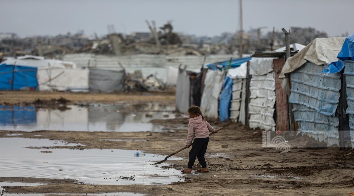 UNRWA : Les pluies aggravent les souffrances des personnes déplacées à Gaza, inondant les tentes et faisant craindre des épidémies