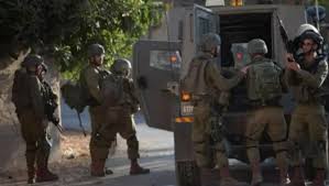 Les forces de l’occupation ravagent une route et envahissent le comité d’électricité à Jénine 