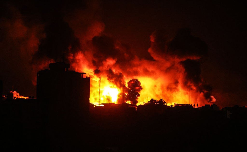 Martyrs et blessés dans le bombardement d'occupation d'une maison dans la ville de Gaza