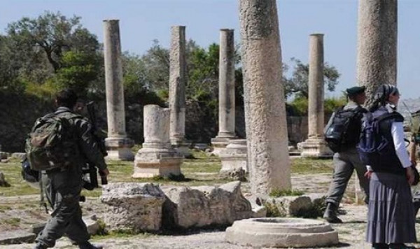 Les colons prennent d’assaut le site archéologique de Sabastiya  