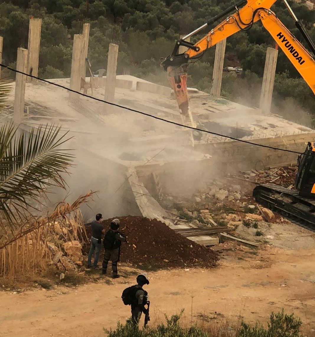 Les forces d’occupation israéliennes démolissent une maison en construction près de Bethléem