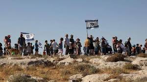 Les colons se rassemblent près de l'entrée nord d'Al-Bireh