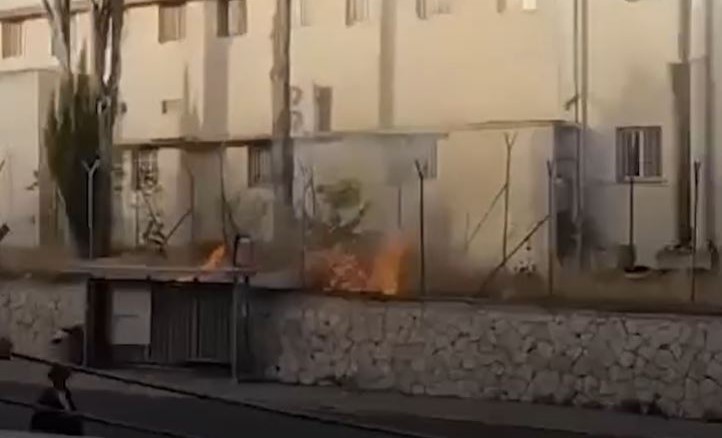 Troisième attaque en une semaine : des colons lancent des matériaux inflammables vers le siège de l'UNRWA à Jérusalem