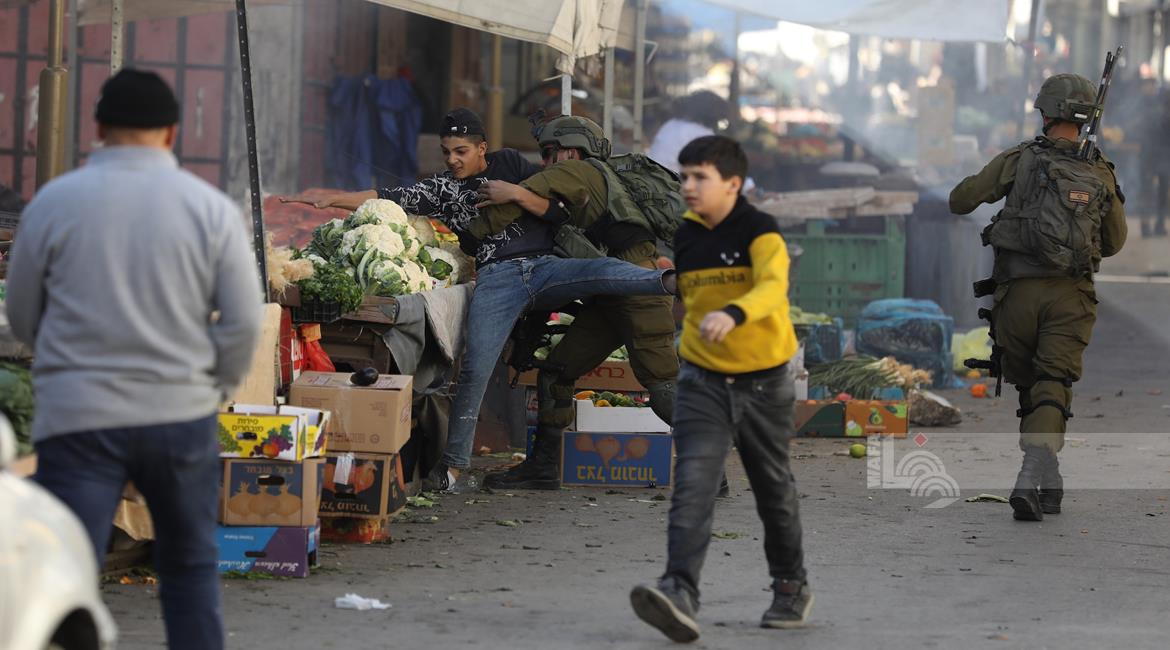 Des blessés  dans une attaque de colons à Hébron et les forces d'occupation arrêtent deux jeunes Palestiniens