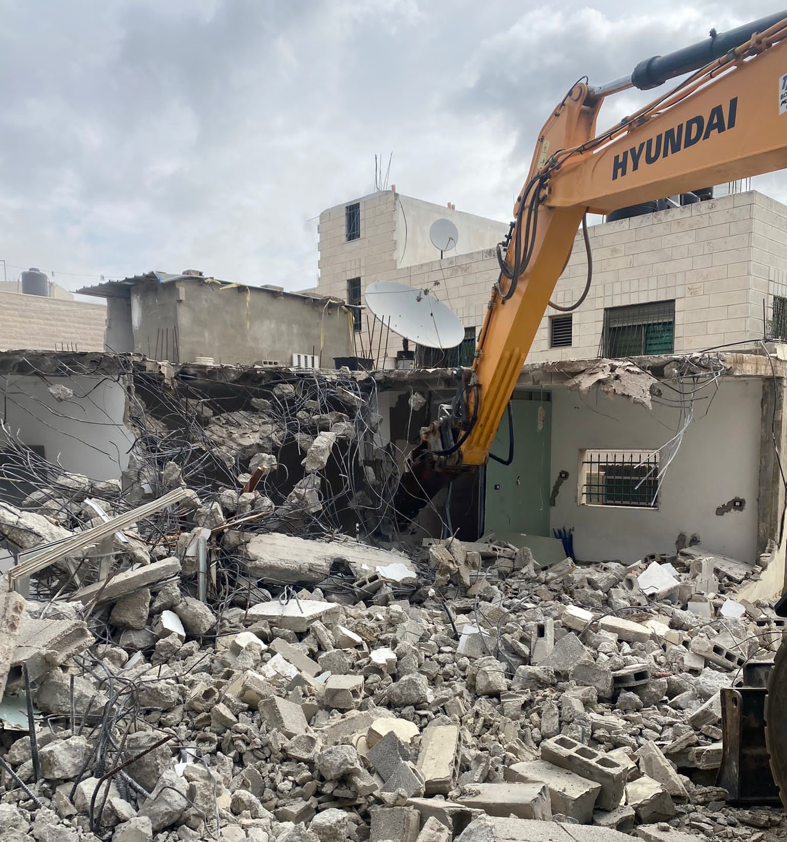 Une Jérusalemite obligée par l'occupation à démolir ses deux appartements à Beit Hanina