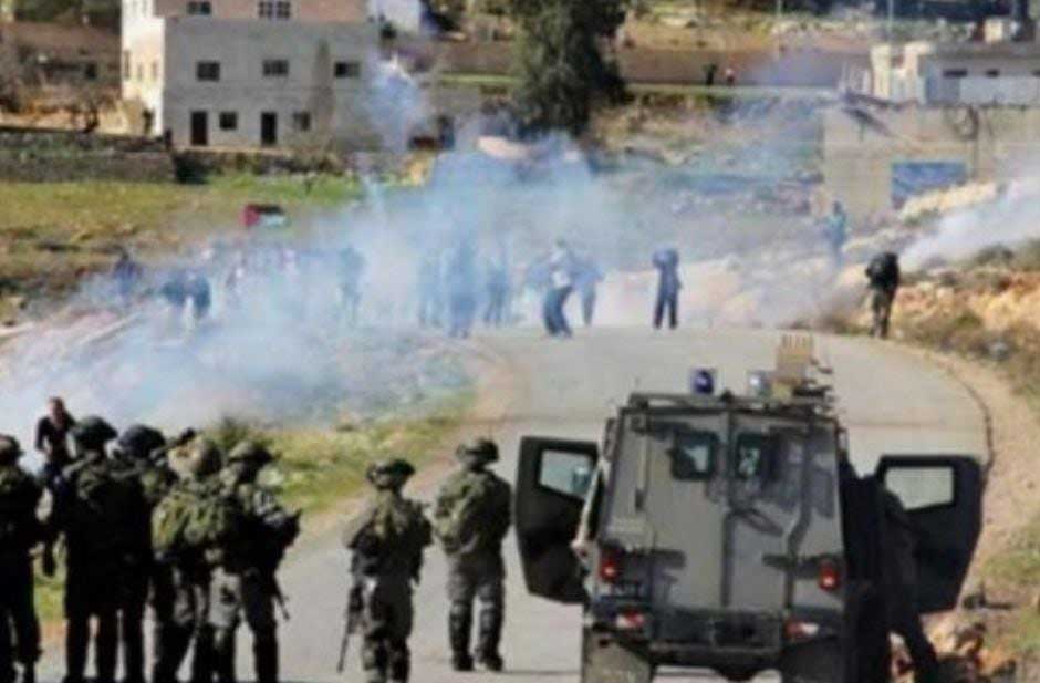 L’armée israélienne cause plusieurs cas d’asphyxie près de Naplouse et arrête deux Palestiniens à Qalqilya