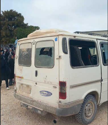 Hébron : des colons dérobent une récolte d’olives et brisent les vitres d’un véhicule scolaire ; les forces d’occupation israéliennes démolissent des bâtiments agricoles et arrachent des arbres 