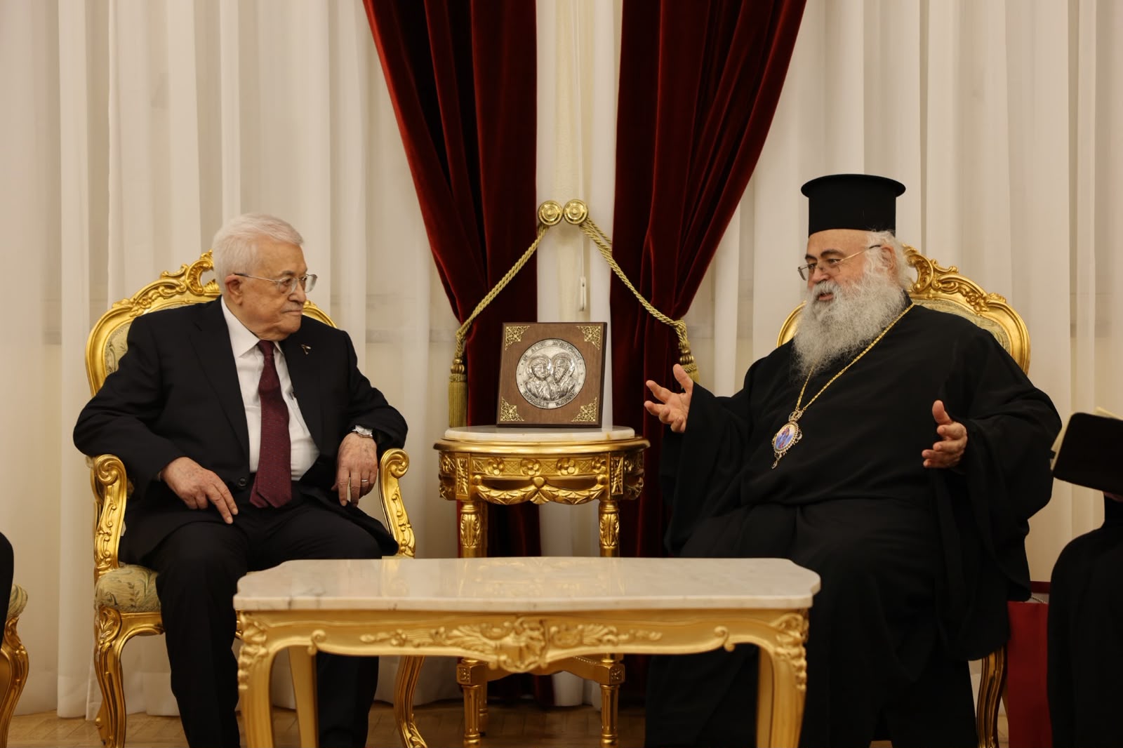 Le président Abbas rencontre l’archevêque de Chypre