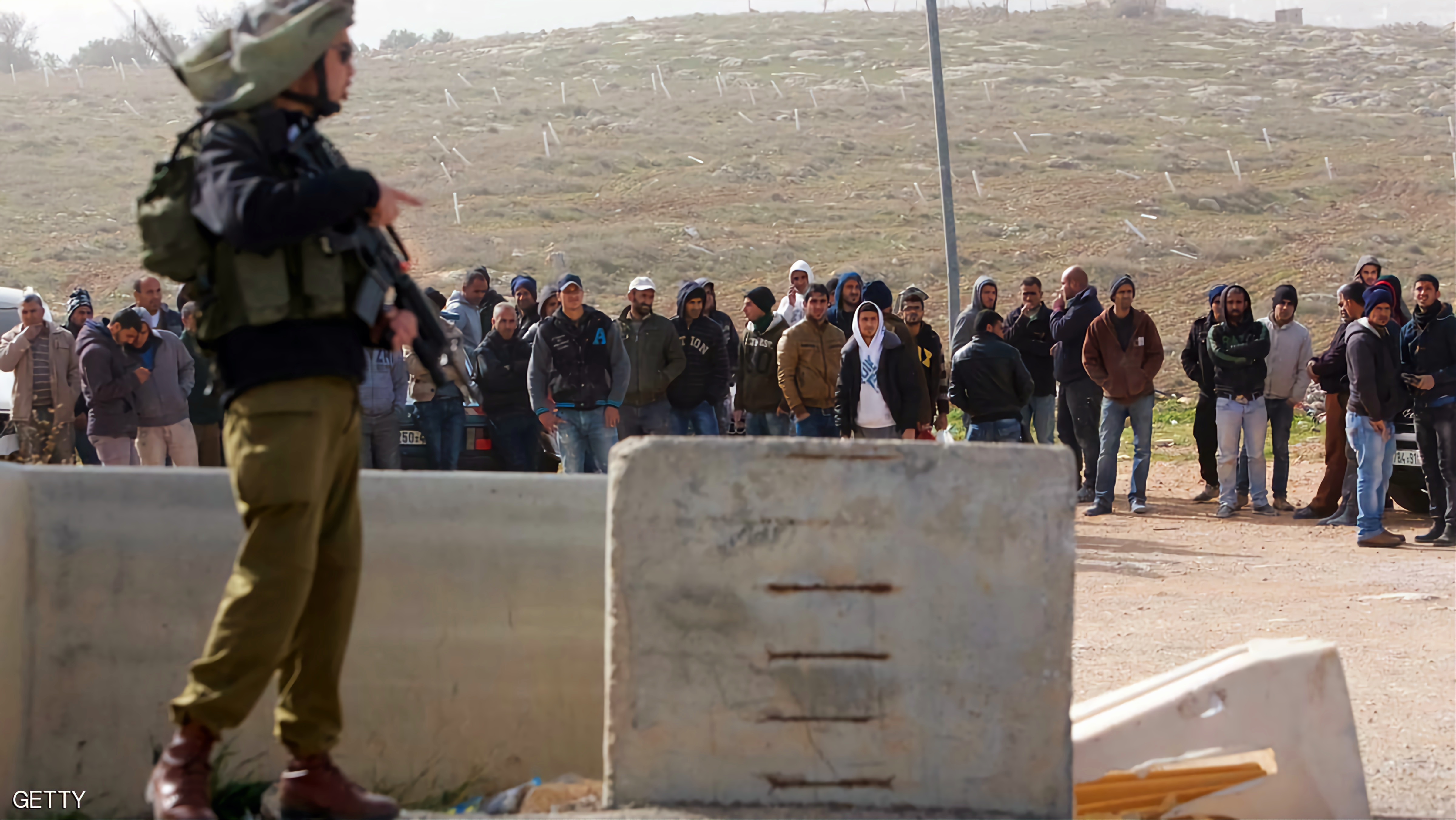 Les troupes d’occupation arrêtent 50 travailleurs de Cisjordanie et de Gaza