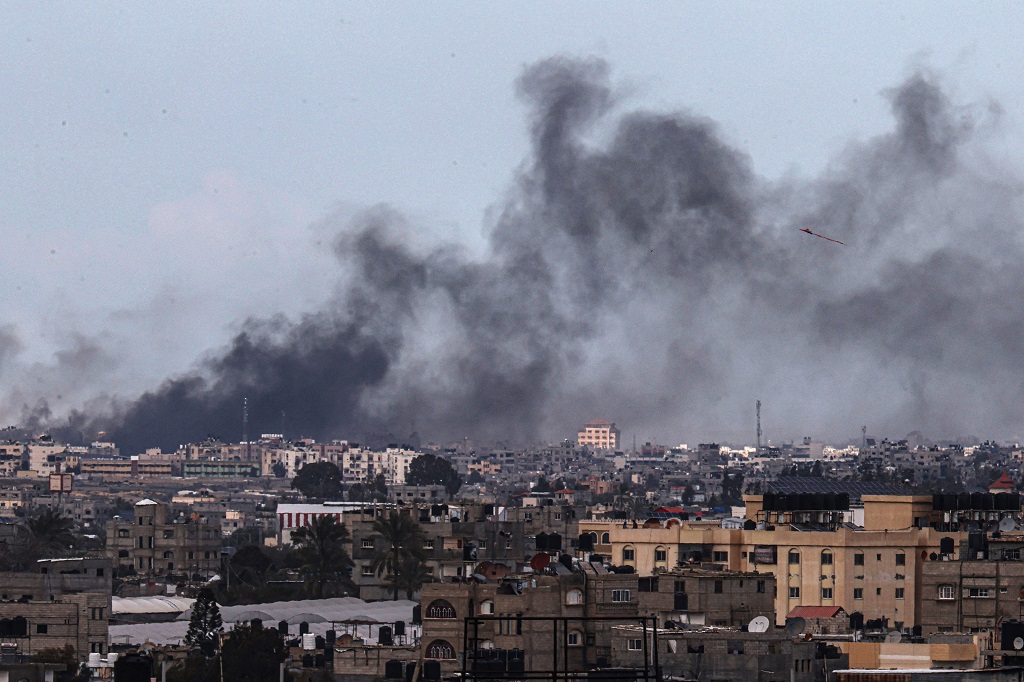 Au 327e jour de l'agression : martyrs et blessés dans des bombardements continus de la bande de Gaza