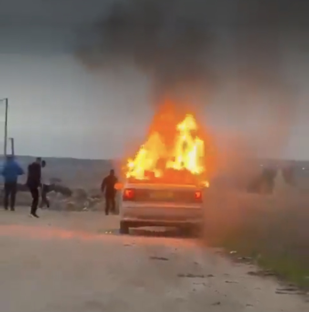 Des colons israéliens attaquent des agriculteurs et mettent le feu à un véhicule à Ramallah