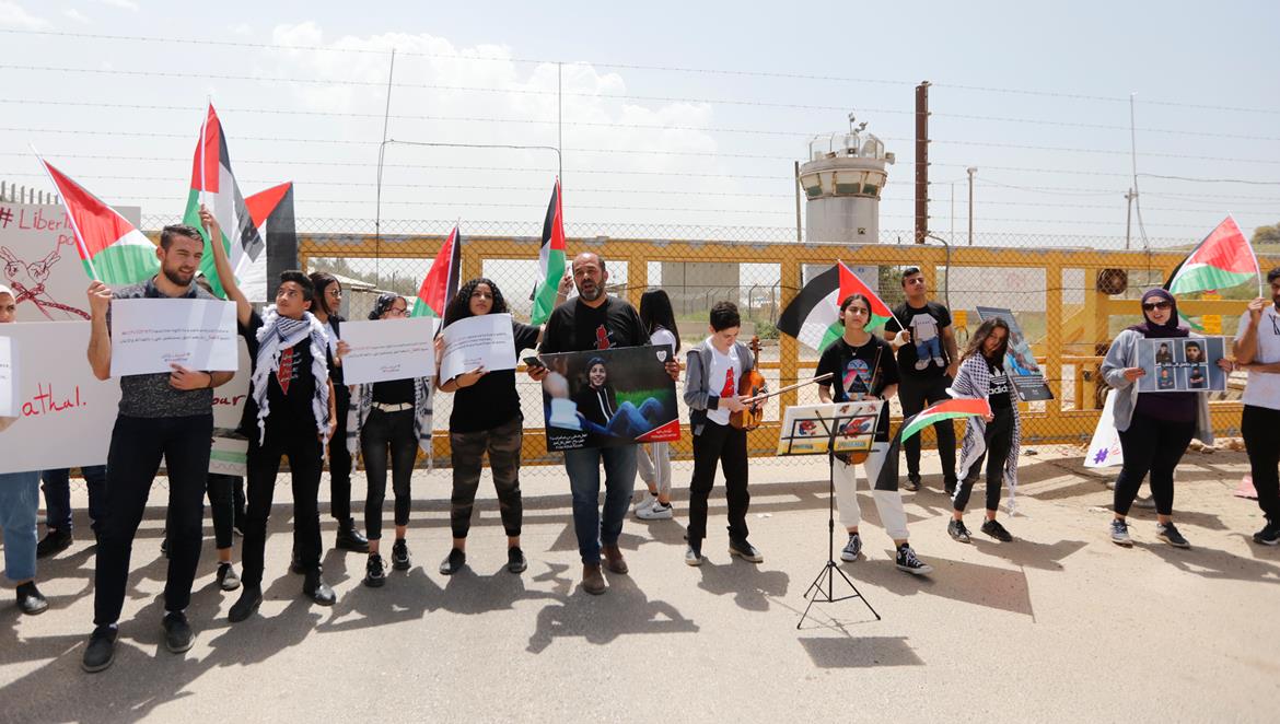 Un sit-in de solidarité avec l’enfant Athal Al-Izza devant la prison d’Ofer  