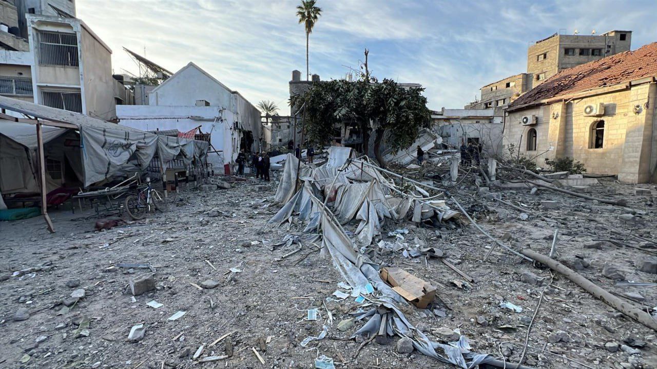 L’armée israélienne bombarde le service des urgences et de réception de l’hôpital Baptiste, le rendant hors service