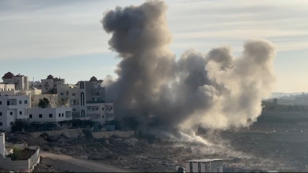 Les forces d'occupation font exploser deux maisons de prisonniers palestiniens à Hébron