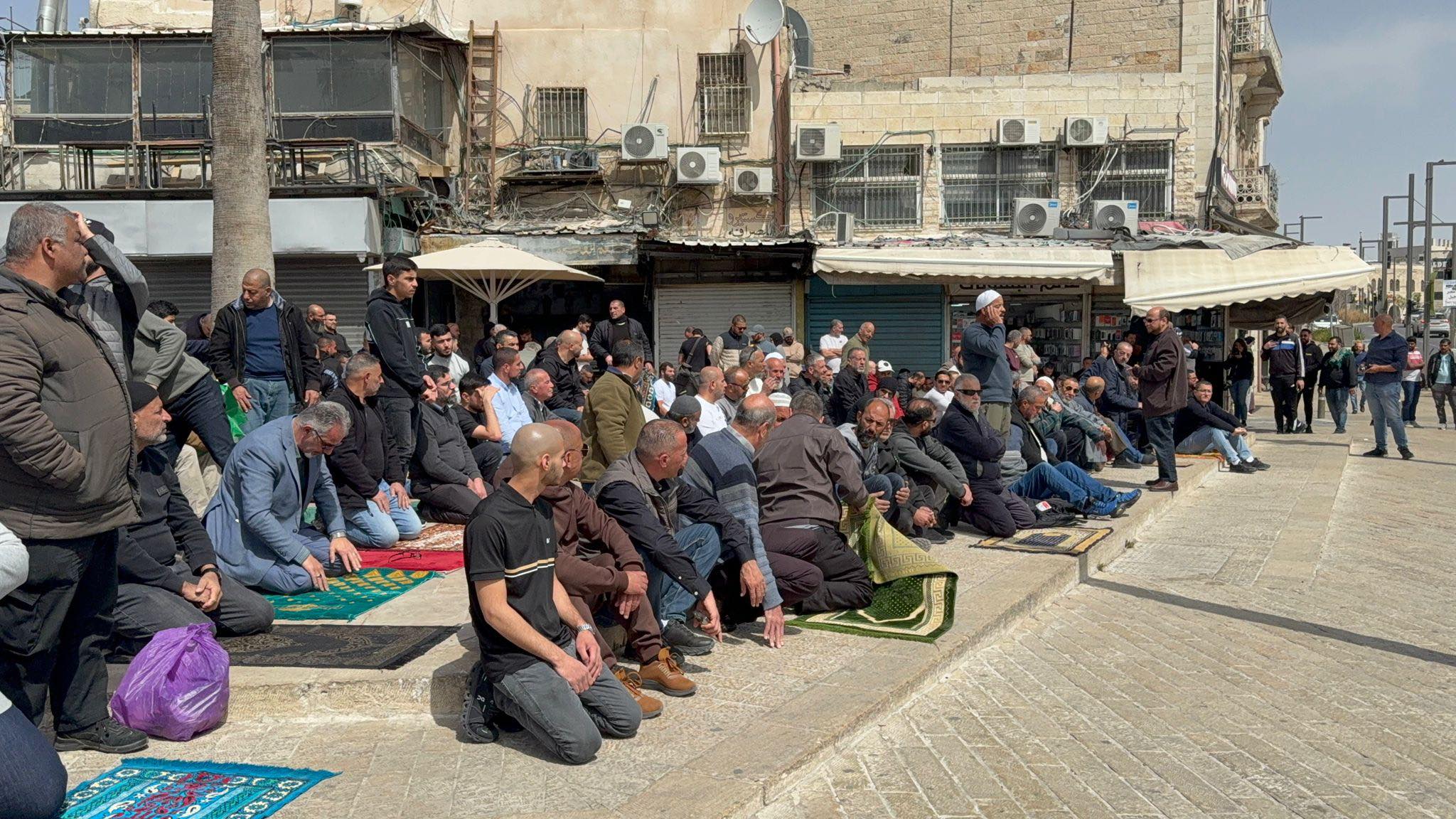 Des Palestiniens prient à proximité de la mosquée Al-Aqsa, fermée pour le 14e jour consécutif