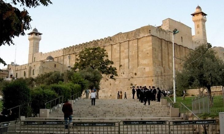 Ministre: Israël refuse de céder le contrôle total de la mosquée Ibrahimi à l’occasion de Laylat al-Qadr