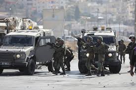 L’armee israelienne  prend d'assaut la ville d’Al-Bireh autour du camp d'Al-Amari.