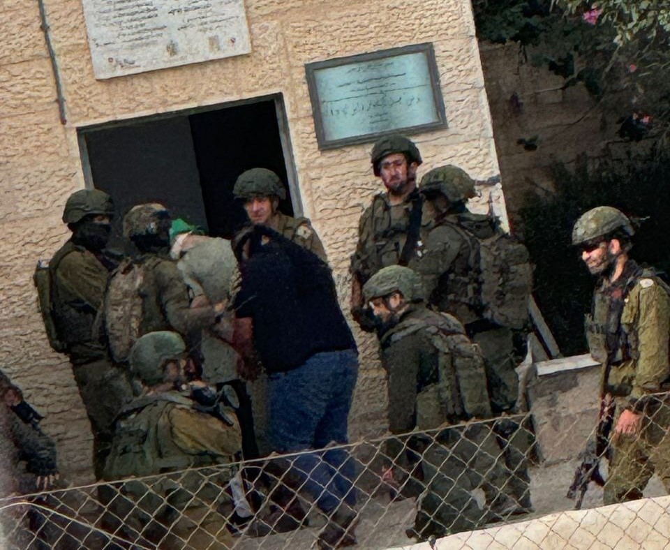 L'occupation prend d'assaut le camp de Jalazoun et soumet un certain nombre de jeunes hommes à une enquête sur le terrain
