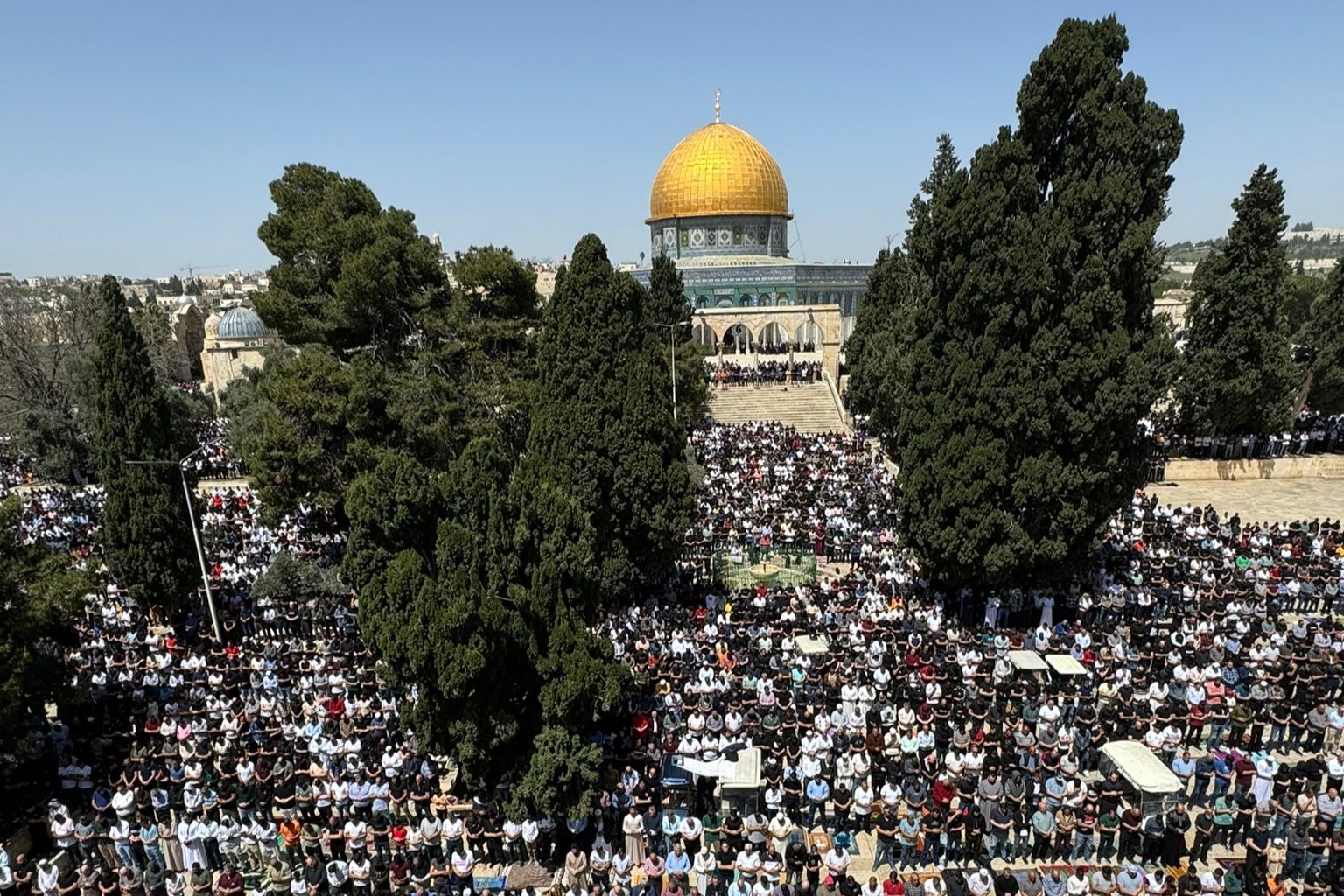 120 000 Palestiniens assistent à la prière du vendredi à Al-Aqsa malgré les restrictions israéliennes