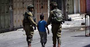 L’armée israélienne d'occupation arrête un enfant et son père dans la vieille ville d'Hébron