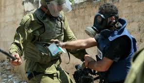 Les forces israéliennes expulsent des journalistes et un jeune homme de la mosquée Al-Aqsa.