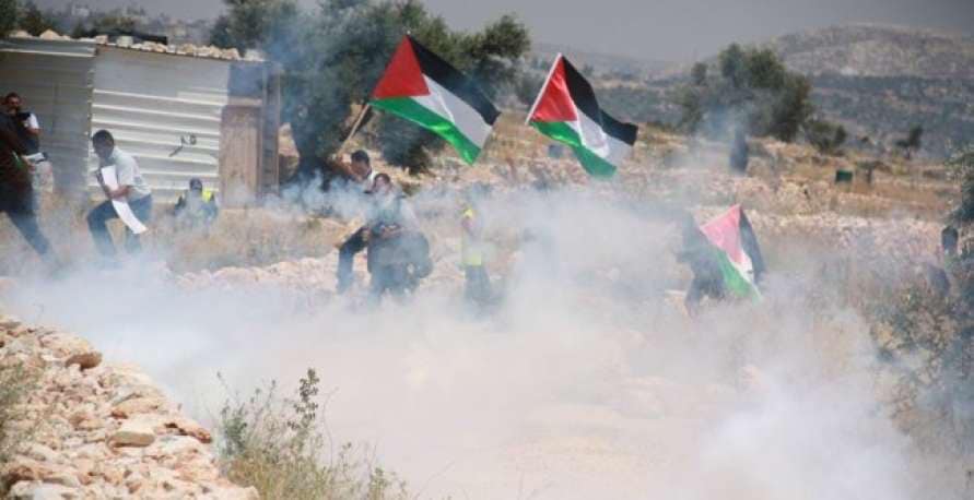 Des citoyens blessés par balles et d’autres étouffés lors de la répression israélienne de la marche de Kafr Qaddoum