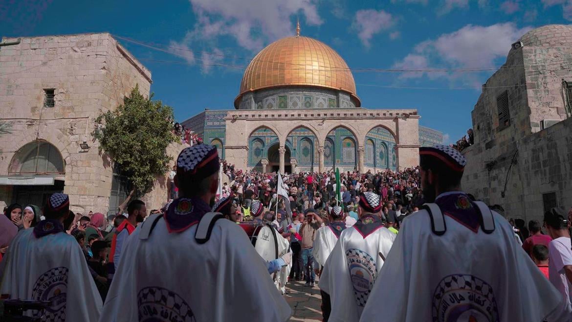 La police israélienne arrête 11 citoyens et blesse des dizaines lors d'affrontements continus à Jérusalem