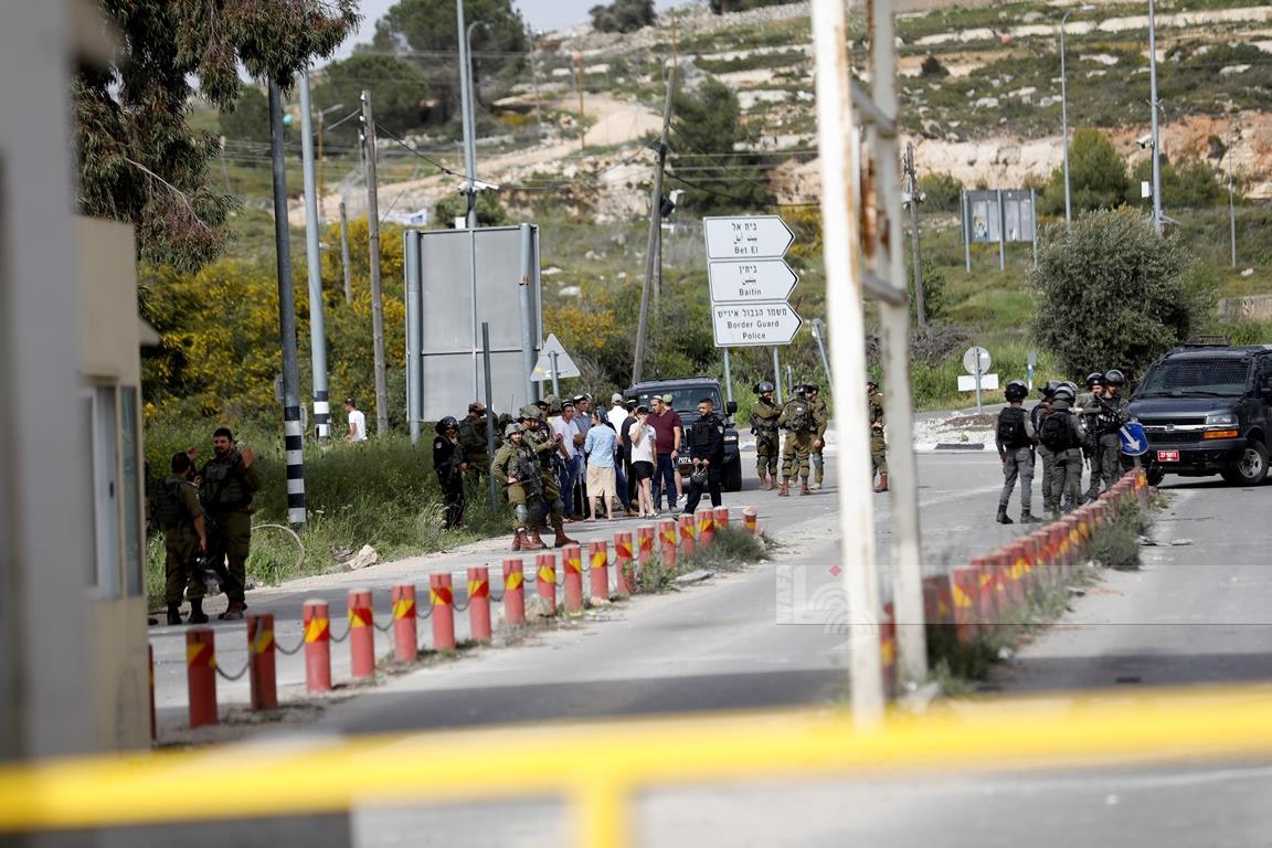 Des colonisateurs israéliens bloquent l'entrée nord d'Al-Bireh 