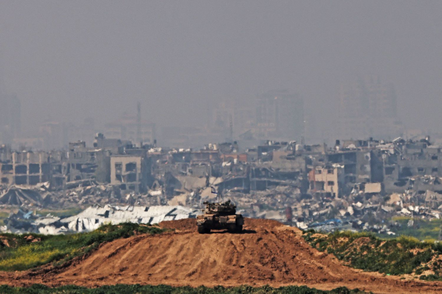 Des martyrs, dont un journaliste, alors que l'occupation bombardait diverses zones de la bande de Gaza