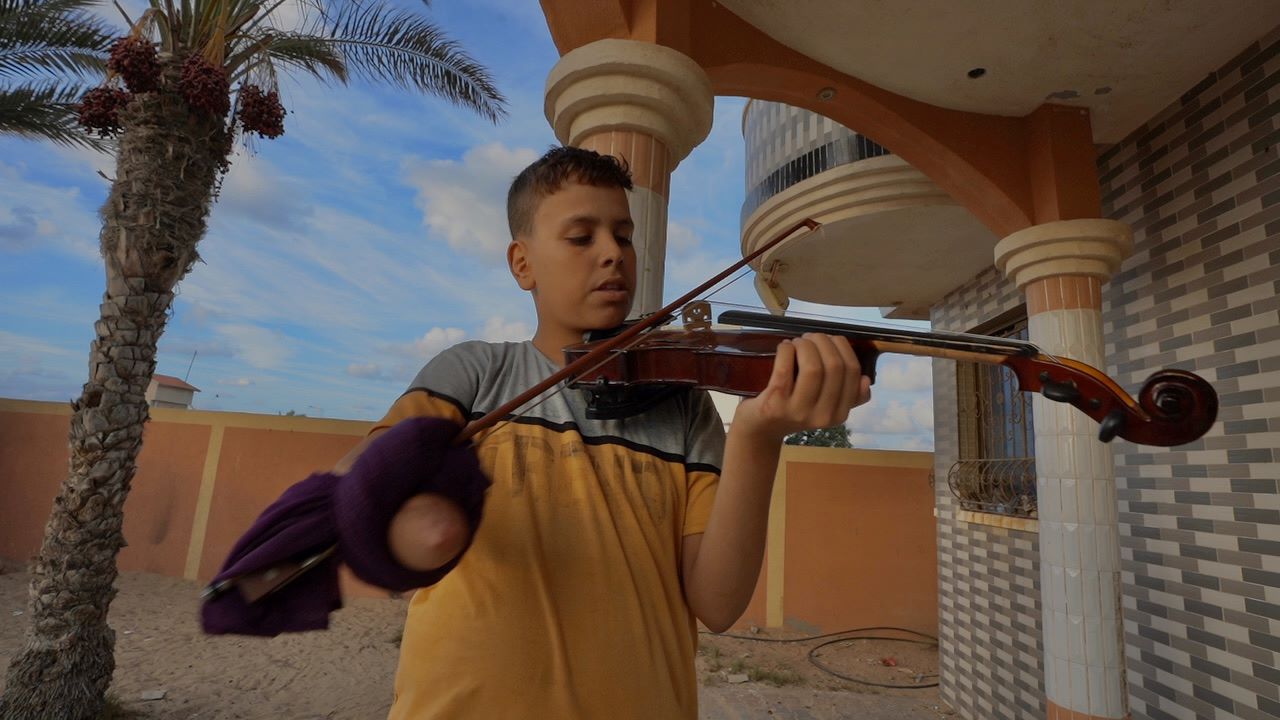 Un garçon de Gaza joue du violon après que sa main ait été amputée par l'occupation israélienne
