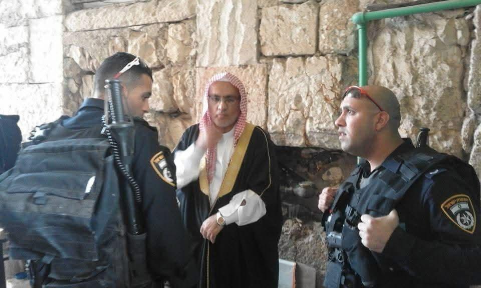 La police israélienne convoque l'imam d'Al-Aqsa pour un interrogatoire après la prière du vendredi
